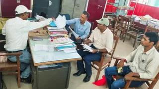 परिवादी की मौजूदगी में जांच पड़ताल करती निगरानी टीम। जागरण