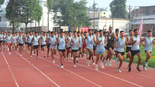 अग्निवीर भर्ती रैली में भाग लेते युवा।