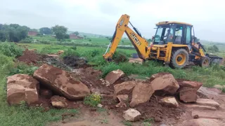 हरे-भरे पेड़ों को काटने के साथ ही बाउंड्री निर्माण के लिए गड्ढे और नींव की खोदाई कर रहे हैं।