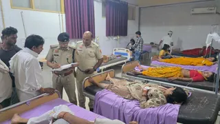 अस्पताल में घायलों से पूछताछ करते हुए पुलिस अधिकारी। जागरण