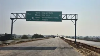 एयरपोर्ट की तरफ प्रदेश के हिस्से में तैयार एयरपोर्ट को दिल्ली-मुंबई एक्सप्रेसवे से जोड़ने वाला लिंक एक्सप्रेसवे। जागरण