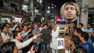 जनपद में एक मोबाइल चोर की पिटाई से मौत का मामला सामने आया है। (एआई इमेज) हरदोई के संडीला गांव का रहने वाला 27 वर्षीय प्रमोद कुमार है। (इनसेट)