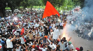 पीयू छात्र संघ चुनाव में प्रधान पद पद जीत के बाद भगवा लहराते अंकित बिढान। फोटो : उपेंद्र सेन गुप्ता