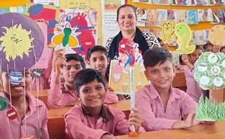राज्य शिक्षक पुरस्कार के लिए चयनित शिक्षिका रचना कपूर बच्चों के साथ।