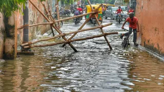 वाराणसी में मानसून की मार, साकेत नगर में जलभराव और गड्ढों से बढ़ी परेशानी।
