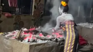 जलती चिता के पास किन्नर काली उर्फ नंद गिरि। (वीडियो ग्रैब)