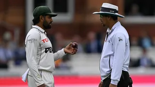 अंपायर से बात करते हुए बाबर आजम