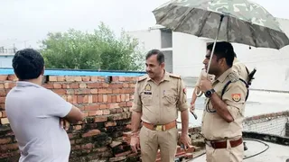 गांव मन्नी खेड़ा में मस्जिद के अवैध निर्माण की जानकारी करती पुलिस