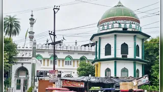 संभल के चौधरी सराय चौराहे पर बनी बाबा बहाउद्दीन शाह मस्जिद। जागरण
