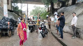 गंगा घाट जाने के मार्ग पर की गई बैरिकेडिंग। जागरण