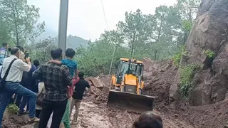 सिरमौर में नाहन-ददाहू-श्रीरेणुकाजी मार्ग पर दरकी पहाड़ी के कारण आवाजाही बंद हो गई है। जागरण