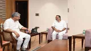 रेल मंत्री अश्विनी वैष्णव और सांसद निशिकांत दुबे। (फोटो साैजन्य)