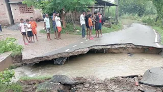 बाढ़ के पानी के दबाव से टूटी महुली घाट-खवासपुर को जोड़ने वाली जानकी बाजार पुलिया। सौ: ग्रामीण