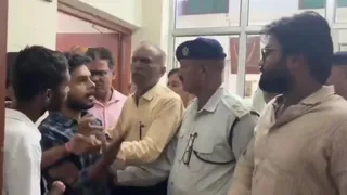बीएचयू में छात्रों का हंगामा, एनजीटी जुर्माने और फंड सुरक्षा पर कुलपति कार्यालय पर धरना।
