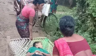 अपनी ननद मिनाती महंतो की मदद से बेटे को खाट पर लादा और करीब एक किलोमीटर दूर खड़ी एंबुलेंस तक पहुंचाया।
