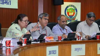 सिविक सेंटर में स्थायी समिति की बैठक में बोलती समिति की चेयरपर्सन सत्या शर्मा । सौजन्य- निगम