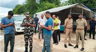 सोनौली सीमा पर शवों को नेपाल पुलिस को सौंपते भारतीय अधिकारी। जागरण