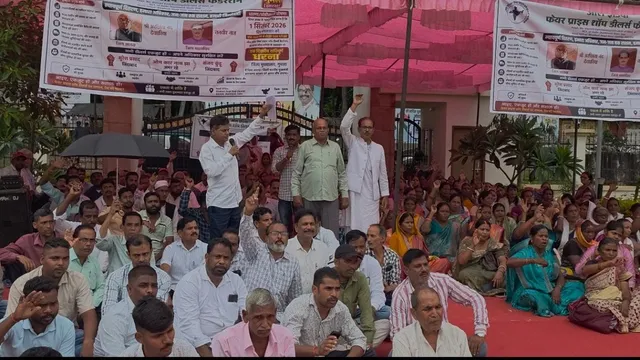 गुमला में राशन डीलरों का प्रदर्शन, 50 हजार मासिक आय और लंबित कमीशन भुगतान की मांग
