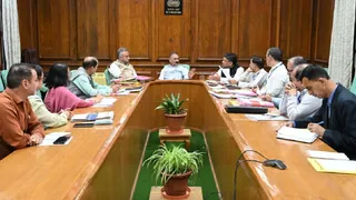 शिक्षा विभाग के अधिकारियों के साथ बैठक करते सीएम सुक्खू