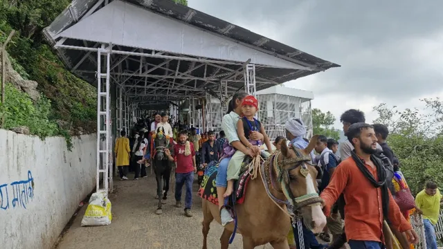 सुहाने मौसम के बीच मां वैष्णो देवी की यात्रा जारी, जयकारे लगाते भवन की ओर बढ़े श्रद्धालु