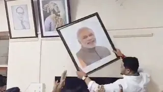 पीएम मोदी की तस्वीर हटाने के मामले में मनसे के दो कार्यकर्ता गिरफ्तार (फोटो- एक्स)
