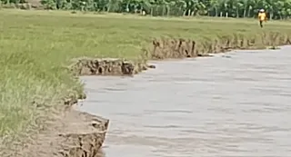 बड़हलगंज के जैतपुर गांव में कटान करती सरयू नदी। जागरण