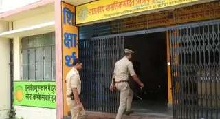 चार बच्चों के भागने का मामला। नार्मल स्कूल कैंपस में स्थित राजकीय मानसिक मंदित आश्रय गृह एवं सह प्रशिक्षण केन्द्र के अंदर जाती पुलिस।-जागरण