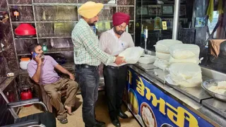 अमृतसर में खाद्य सुरक्षा विभाग की बड़ी कार्रवाई, दो डेयरियों से 70 किलो पनीर जब्त।