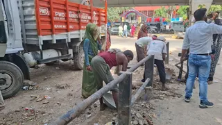 हाई कोर्ट के आदेश के बाद पीडब्ल्यूडी द्वारा तोड़े गए कूड़ा घर का मलबा हटाते मजदूर। जागरण