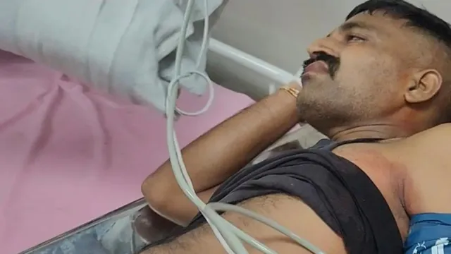 अस्पताल में उपचाररत घायल जेल प्रहरी।
