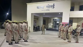 छापे की खबर लीक होने के बाद थाना गोरई में पुलिसकर्मियों को फटकार लगाते सीओ।