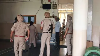 कोर्ट परिसर में जांच करते हुए पुलिस।