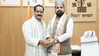 मुख्यमंत्री से मिलते सांसद डा. गोपालजी ठाकुर। सौ. निजी सचिव।