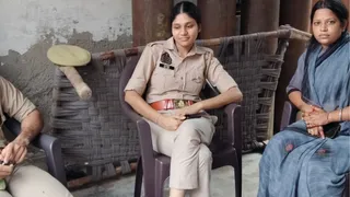 घर पर नजरबंद की गईं हिंदू महासभा की पदाधिकारी निशा ठाकुर।
