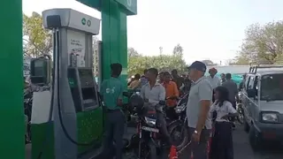 पेट्रोल पंप पर ईंधन भराते ग्राहक। (प्रतीकात्मक फोटो)