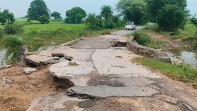 लगातार बारिश से क्षतिग्रस्त हुई पुलिया, 12 ग्रामों के लोग हो रहे परेशान
