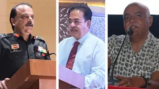 मेरठ मिलिट्री हिस्ट्री कान्वलेव को सम्बोधित करते मेजर जनरल सुमित राणा, डॉ. अमित पाठक और सेवानिवृत्त कर्नल अजय के रैना।