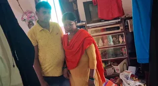 घर में बिखरे हुए सामान और गृहस्वामी। (फोटो जागरण)
