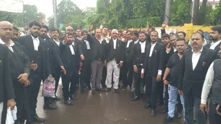 इलाहाबाद हाई कोर्ट के वरिष्ठ अधिवक्ता की पिटाई मामले में सिविल लाइंस के एकलव्य चौराहे पर प्रदर्शन करते वकील। जागरण-