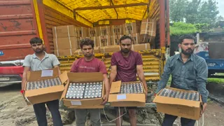 एसटीएफ की गिरफ्त में अवैध कोडीनयुक्त सीरप के साथ तस्कर। साभार: एसटीएफ