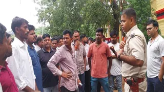ठगी के शिकार लोग पुलिस से शिकायत करते। (फोटो जागरण)