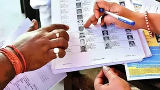 दिल्ली में ड्राफ्ट मतदाता सूची जारी होने के बाद दावे-आपत्तियां और नाम जोड़ने-सुधारने का काम जारी।