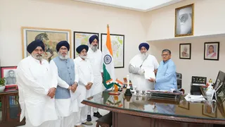 पंजाब के गवर्नर गुलाब चंद कटारिया को ज्ञापन सौंपते हुए अकाली दल अध्यक्ष सुखबीर बादल।