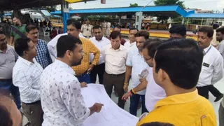 Thakurganj Railway Station Amrit Bharat: ठाकुरगंज में अमृत भारत स्टेशन योजना के काम में ढिलाई पर बिफरे कटिहार DRM, इंजीनियरों को लगाई फटकार