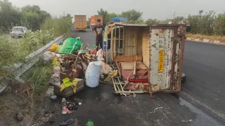 क्षतिग्रस्त टाटा ऐस और बिखरा हुआ सामान।