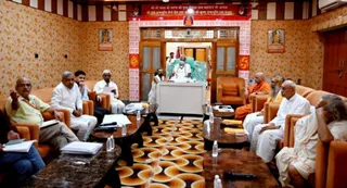 अयोध्या के मणिरामदास जी की छावनी में रामजन्मभूमि तीर्थक्षेत्र की बैठक में उपस्थित ट्रस्ट के अध्यक्ष महांत नृत्यगोपाल दास(मध्य में), स्वामी गोविंददेव गिरि(दाएं से चौथे), महांत दिनेंद्रदास(दाएं से तीसरे), दिनेश चंद्र(दाएं से दूसरे) व अन्य: सौ. से सूचना कार्यालय