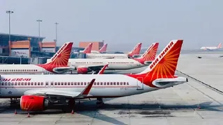 वाराणसी-दिल्ली एयर इंडिया एक्सप्रेस विमान में धुआं, लखनऊ में आपात लैंडिंग।