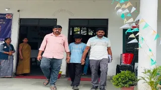 आरोपित को लें जाती गुजरात पुलिस। जागरण