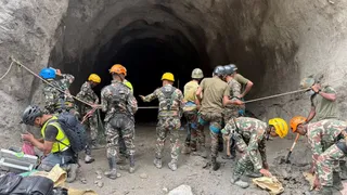 बाढ़ प्रभावित नेपाल में लापता प्रियजनों की तलाश में जारी बेताब प्रयास (फोटो- रॉयटर)