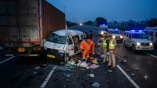 हादसा इतना भीषण था कि ईको कार में सवार तीन लोगों की मौके पर ही मौत हो गई, जबकि नौ अन्य घायल हो गए। एआई इमेज